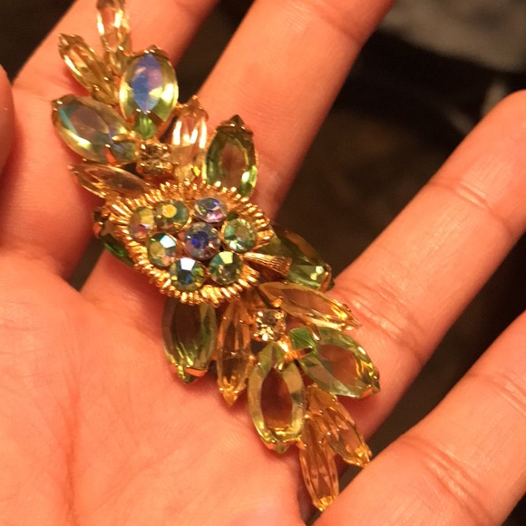 SOLD -Large vintage gold tone AB brooch beautiful! - Picture 4 of 4